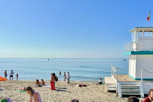 Relaxen am Strand von Rom Ostia
