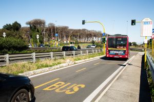 Linienbusse der Stadt Rom verkehren regelmäßig zwischen Stadt und Strand