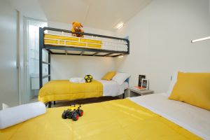 Schlafzimmer mit drei Betten